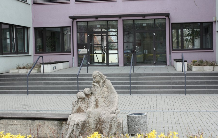 Steinstatuen auf dem Vorplatz der Schule