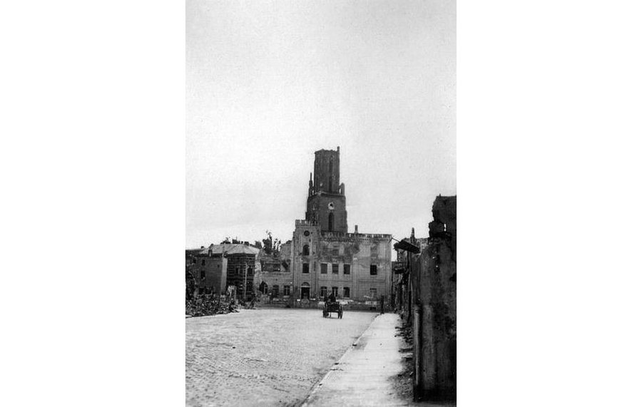 Zerstörte St. Marien Andreas Kirche nach dem Krieg