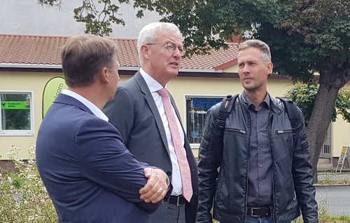 Minister Beermann im Gespräch mit Jens Hubald
