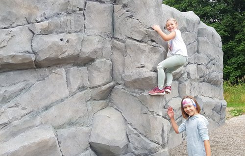 Zwei Mädchen testen die Kletterwand