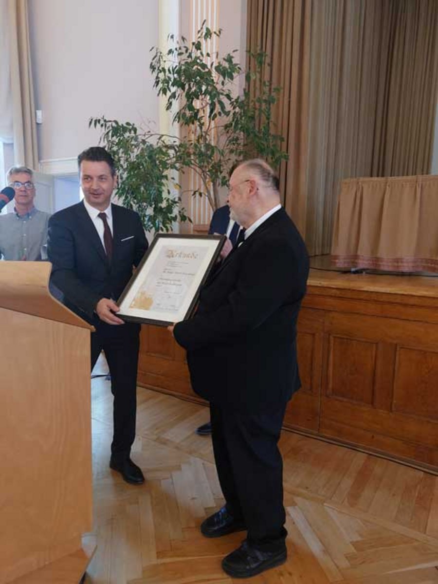 Verleihung der Ehrenbürgerschaft - offizielle Übergabe der Urkunde in der SVV durch den Rathenower Bürgermeister