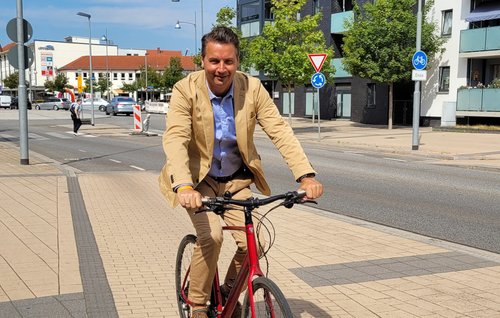 Bürgermeister Jörg Zietemann fährt Fahrrad.