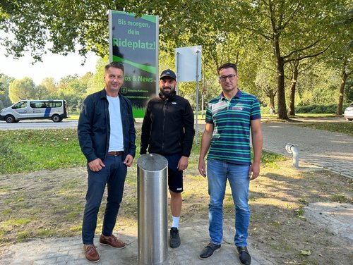 Gruppenfoto mit Trinkwasserbrunnen