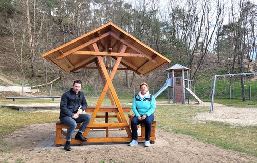 Ortsvorsteherin Ramona Schröder und der stellvertretende Bürgermeister Jörg Zietemann auf dem Spielplatz Göttlin