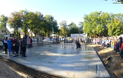 Grundsteinlegung auf der neuen Bodenplatte (Foto: Anne Kießling, Stadt Rathenow)